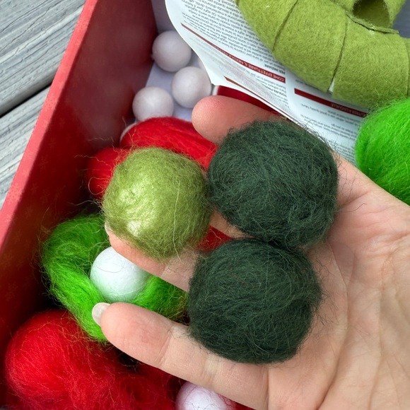 Pom Pom Christmas Wreath Felting Craft Kit - Red, Green, Brown - as is - Picture 5 of 13